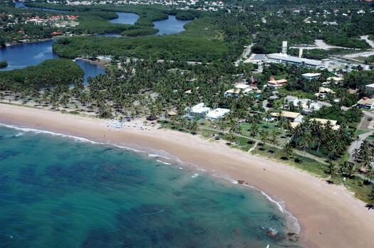 Casal caminhando em um resort